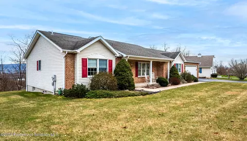 7 Overbrook Cir, Scranton, PA 18504