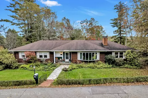 414 Valley View Dr, Dallas, PA 18612