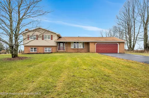 117 Sandy Banks Rd, Greenfield Township, PA 18407