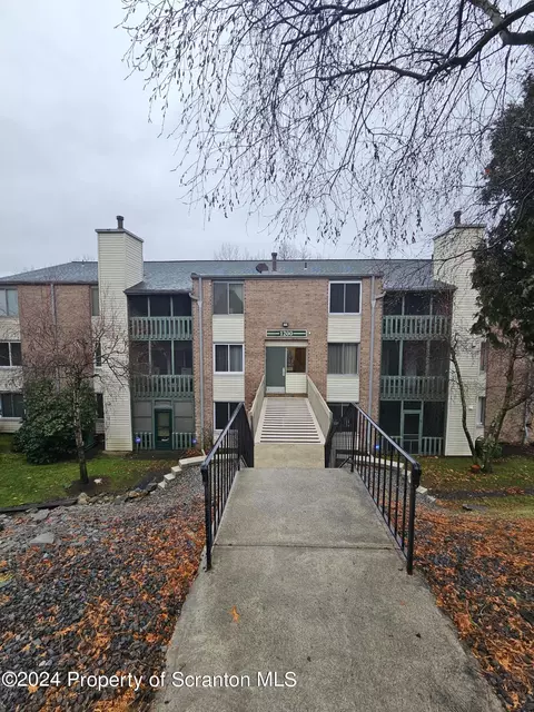 1210 Summit Pointe Dr, Scranton, PA 18508