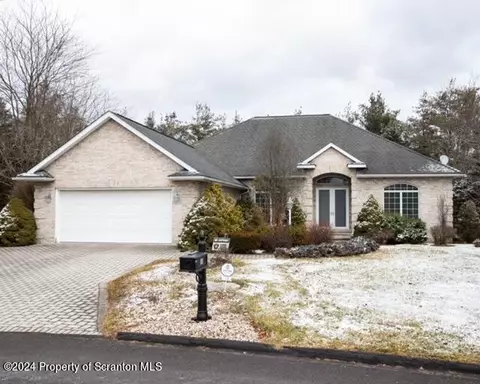 10 Blythe Dr, Blakely, PA 18452
