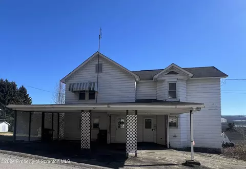 300 Gorham Ave, Mayfield, PA 18433