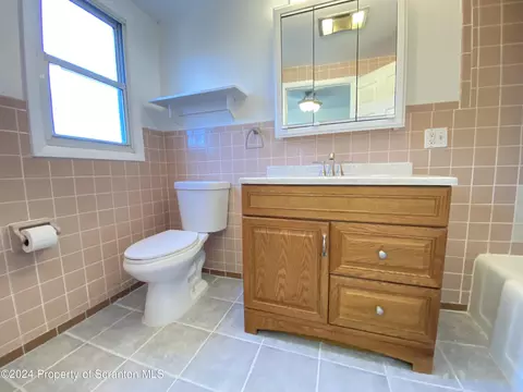 Bath - 1835 Cusick Ave, Scranton, PA 18508 photo 5 of 7