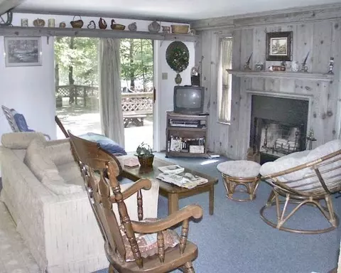 114 E Shore Dr, Dingmans Ferry, PA 18328 photo 2