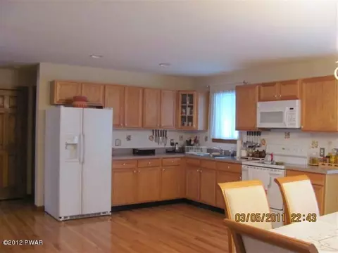 102 Westfall Dr, Dingmans Ferry, PA 18328 photo 8