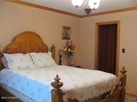 102 Westfall Dr, Dingmans Ferry, PA 18328 photo 9
