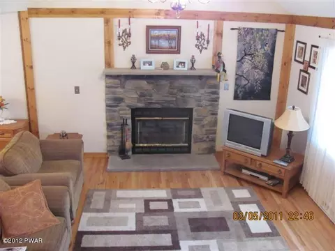 102 Westfall Dr, Dingmans Ferry, PA 18328 photo 5