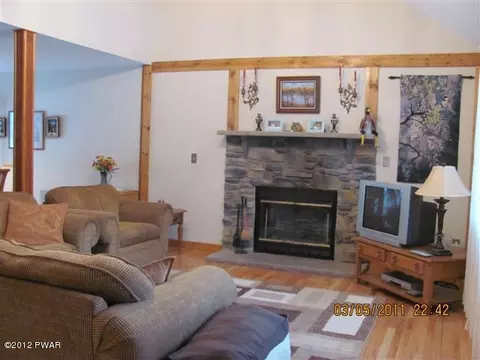 102 Westfall Dr, Dingmans Ferry, PA 18328 photo 7