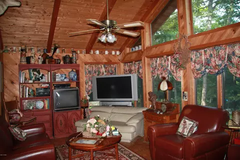 104 Juniper St, Dingmans Ferry, PA 18328 photo 8