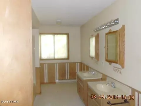 206 Doolan Rd, Dingmans Ferry, PA 18328 photo 8