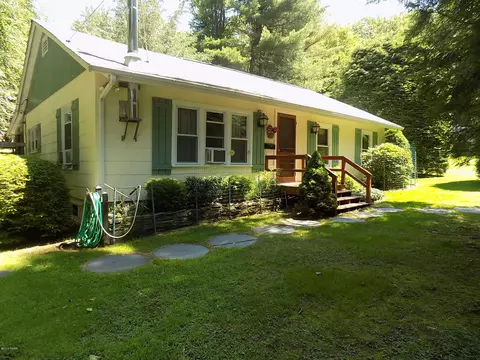 136 Black Bear Run, Paupack, PA 18451 photo 1