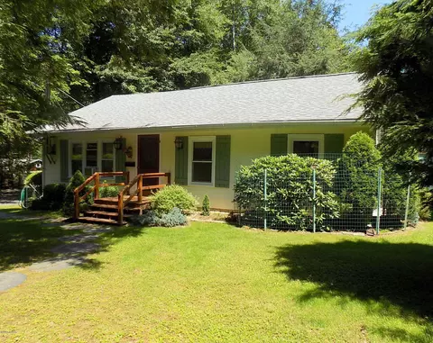 136 Black Bear Run, Paupack, PA 18451 photo 2