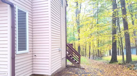 113 Fairview Dr, Dingmans Ferry, PA 18328 photo 8