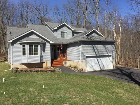 108 Sparrow Loop, Bushkill, PA 18324 photo 1