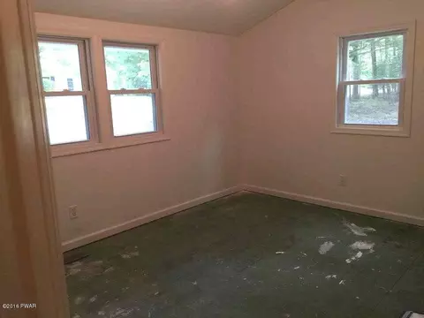 136 Doolan Rd, Dingmans Ferry, PA 18328 photo 10