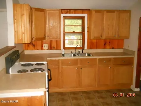 134 E Shore Dr, Dingmans Ferry, PA 18328 photo 2
