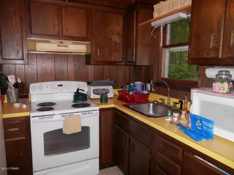 142 Swallow Ct, Bushkill, PA 18324 photo 5