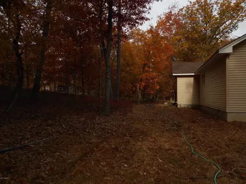 160 Sparrow Loop Rd, Bushkill, PA 18324 photo 4
