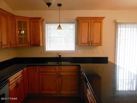 122 Ledgeway Dr, Dingmans Ferry, PA 18328 photo 4