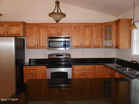 122 Ledgeway Dr, Dingmans Ferry, PA 18328 photo 2