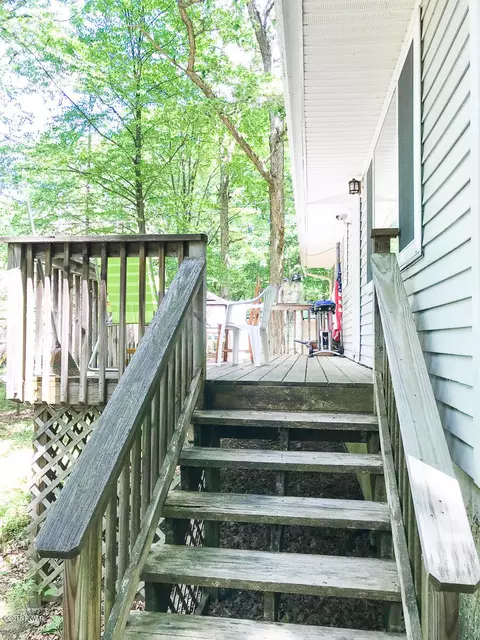 136 E Shore Dr, Dingmans Ferry, PA 18328 photo 4