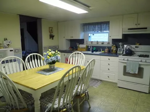 709 Spring St, Moosic, PA 18507 photo 2