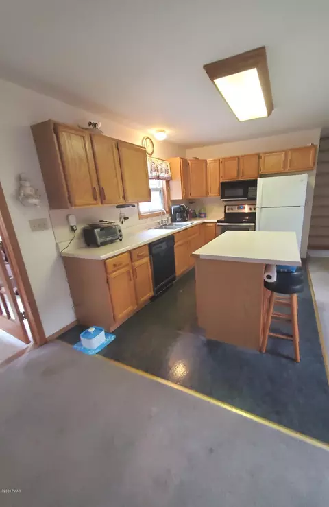 481 Whippoorwill Dr, Bushkill, PA 18324 photo 6