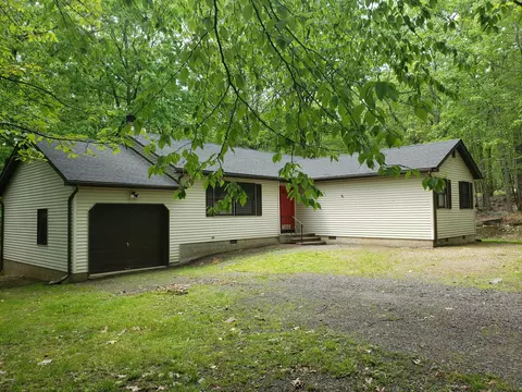 2237 Eagle Path, Bushkill, PA 18324 photo 1