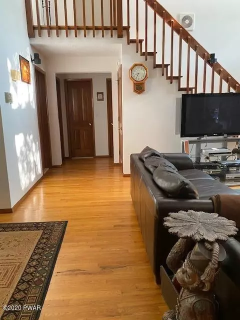 131 E Lake View Dr, Dingmans Ferry, PA 18328 photo 10