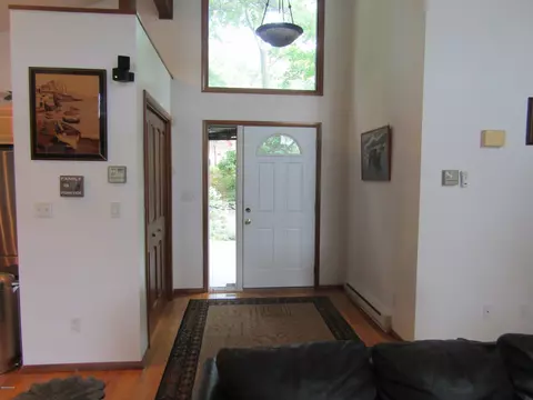 131 E Lake View Dr, Dingmans Ferry, PA 18328 photo 4