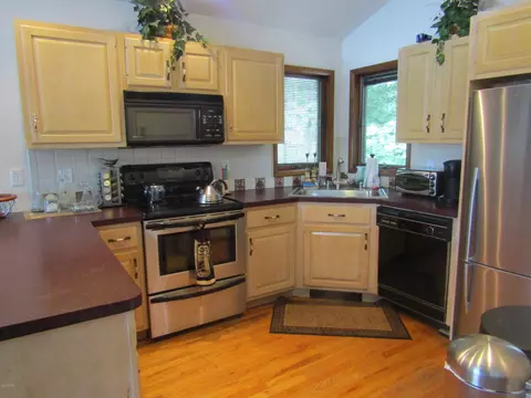 131 E Lake View Dr, Dingmans Ferry, PA 18328 photo 9