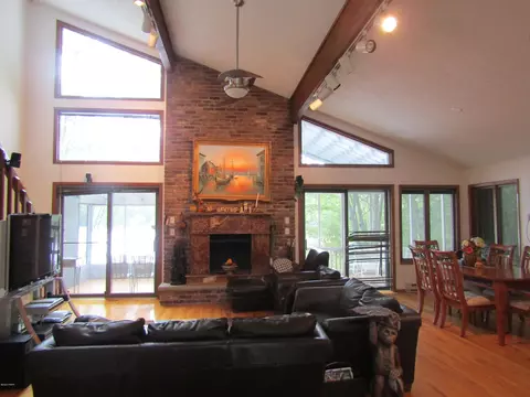 131 E Lake View Dr, Dingmans Ferry, PA 18328 photo 5