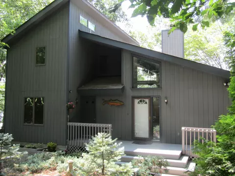 131 E Lake View Dr, Dingmans Ferry, PA 18328 photo 2