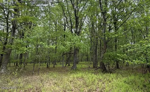 193 Red Rock Cir, Hawley, PA 18428