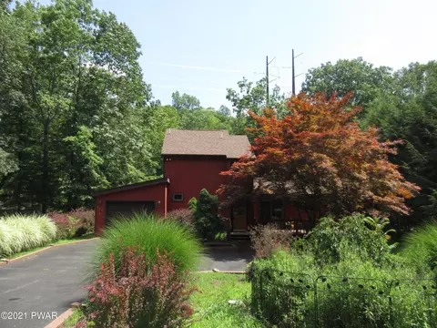 397 Saunders Dr, Bushkill, PA 18324 photo 2