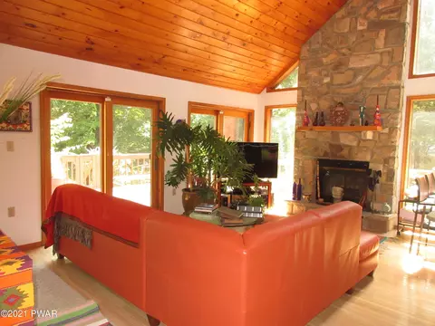 397 Saunders Dr, Bushkill, PA 18324 photo 7