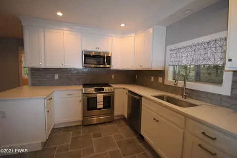 108 Outer Dr, Dingmans Ferry, PA 18328 photo 4