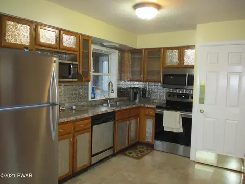 2273 Walnut Trl, Bushkill, PA 18324 photo 4
