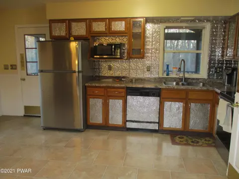 2273 Walnut Trl, Bushkill, PA 18324 photo 3