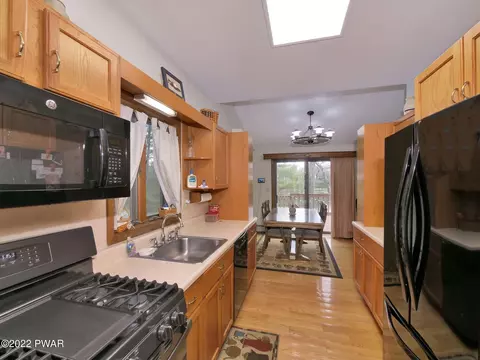 124 E Lake Dr, Dingmans Ferry, PA 18328 photo 9