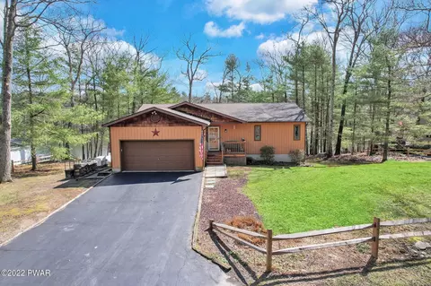 124 E Lake Dr, Dingmans Ferry, PA 18328 photo 4