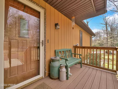 124 E Lake Dr, Dingmans Ferry, PA 18328 photo 5