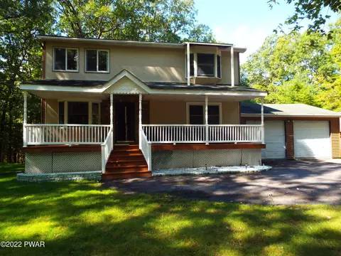 134 Briarcrest Dr, Hawley, PA 18428