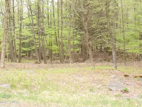 127 Pocono Dr, Gouldsboro, PA 18464