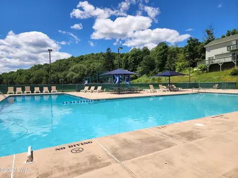 152 Dunchurch Dr, Bushkill, PA 18324 photo 9