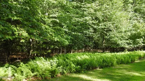 1492 Raymondskill Rd, Milford, PA 18337