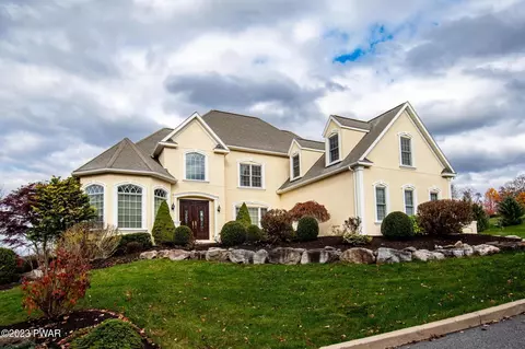 102 Oconnor Dr, Moosic, PA 18507
