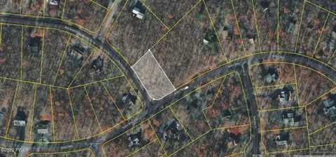 130 Robin Way, Lackawaxen, PA 18435