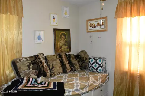 237 Brewster Rd, Dingmans Ferry, PA 18328 photo 9