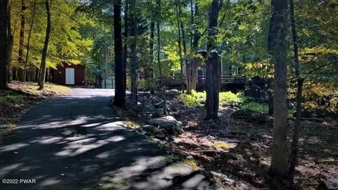 1055 E Deer Run, Bushkill, PA 18324 photo 4